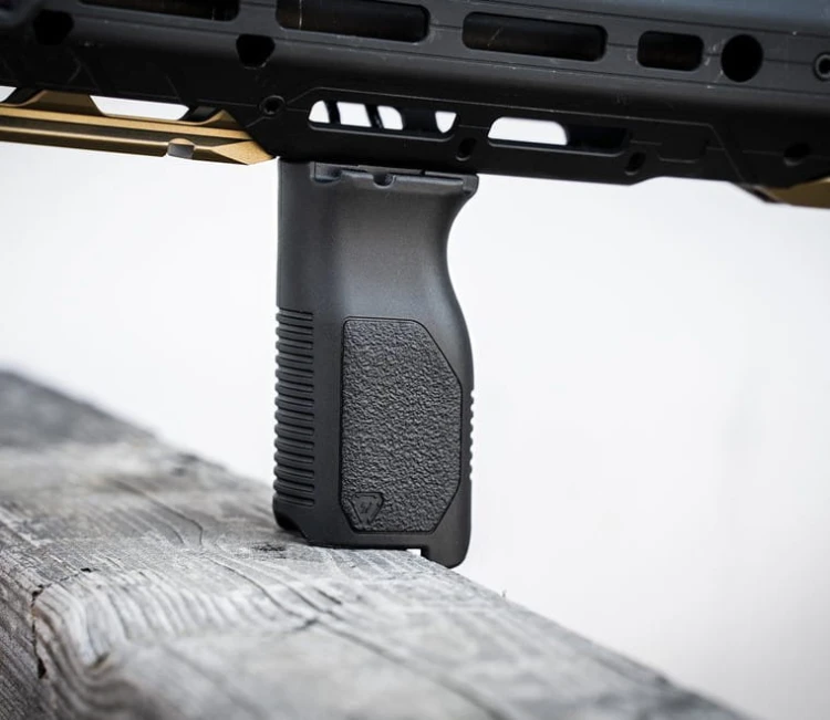 Chwyt Strike Industries M-LOK Angled Vertical Grip - Long - Czarny - (SI-AR-CMAG-L-BK)