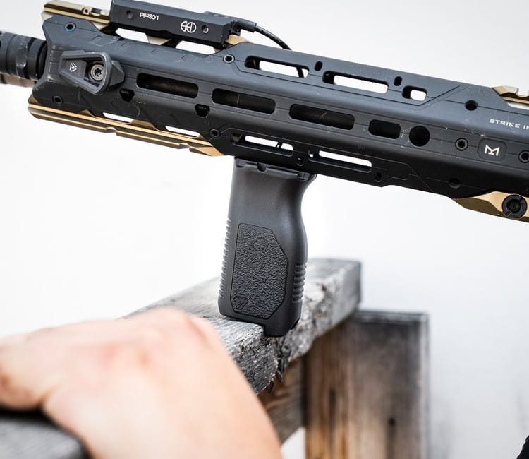 Chwyt Strike Industries M-LOK Angled Vertical Grip - Long - Czarny - (SI-AR-CMAG-L-BK)