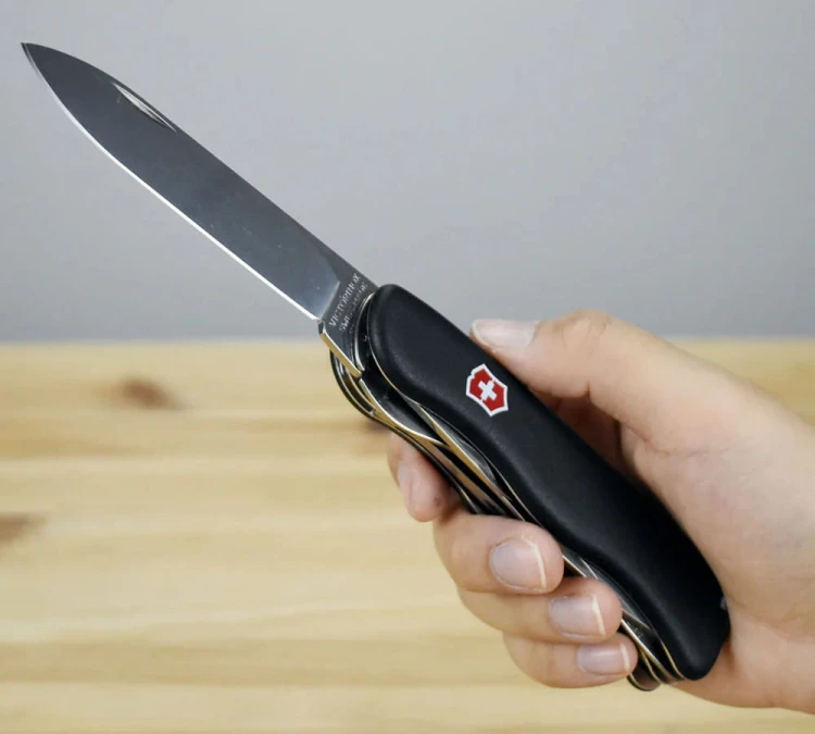 Scyzoryk Victorinox Outrider 0.8513.3 (111mm) - Czarny