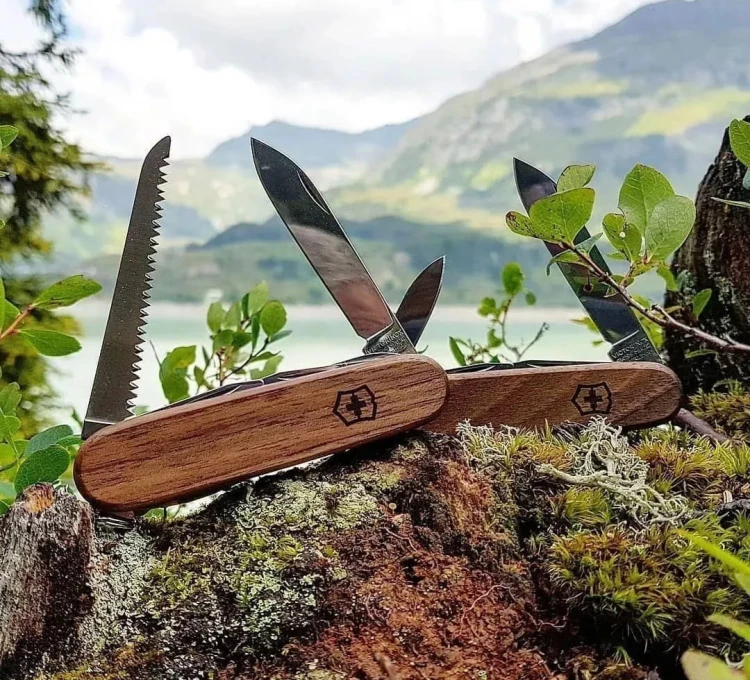 Scyzoryk Victorinox Huntsman Wood 1.3711.63 (91mm) - Drzewo orzechowe